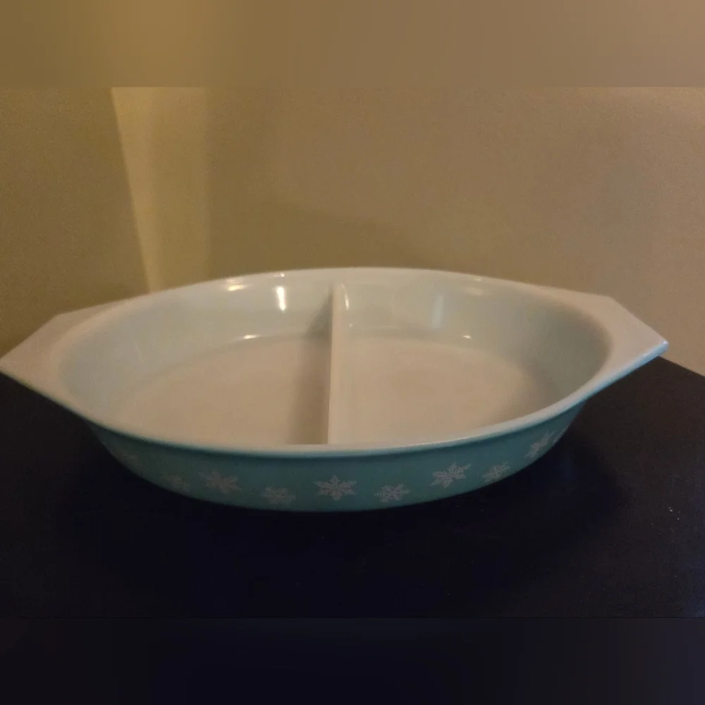 Vintage Pyrex Turquoise Blue Snowflake 1-1/2 Quart Divided Casserole Dish No Lid